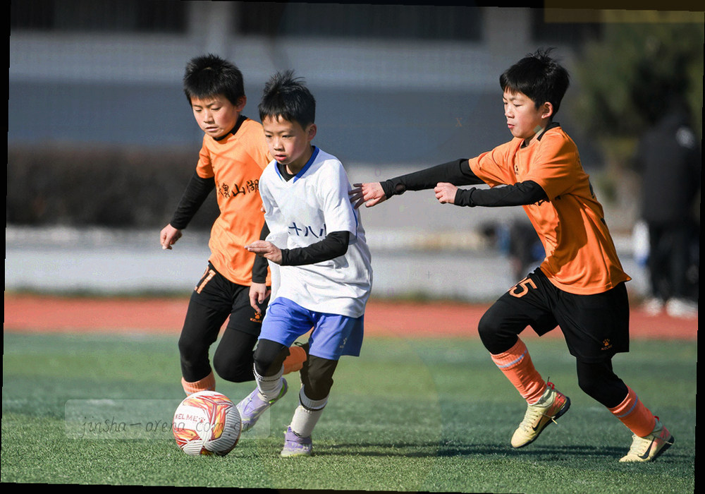 青少年比赛替补席与边线水瓶、战术板的局部特写