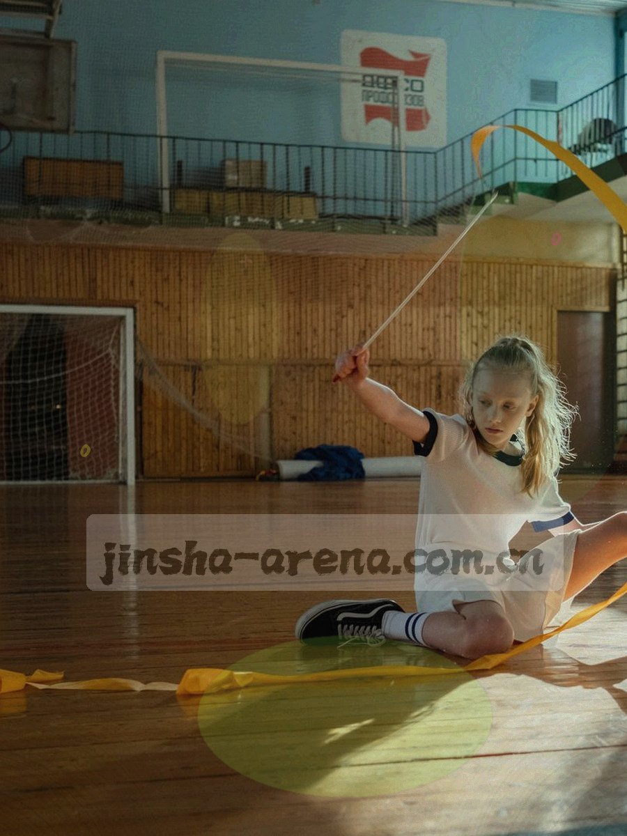 青少年球员比赛开场前系鞋带的竖构图特写，逆光环境，画面不显示面部